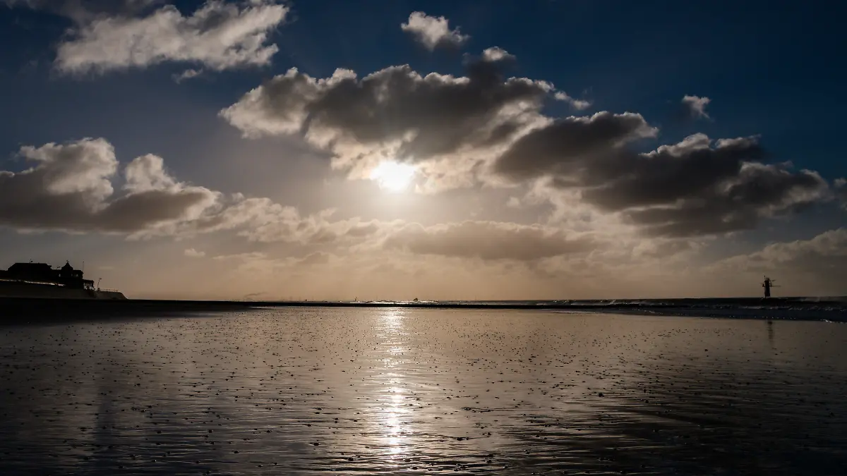 09.01.2019, Niedersachsen, Borkum: Die Sonne leuchtet hinter Wolken am Strand von Borkum hervor. Foto: Mohssen Assanimoghaddam/dpa +++ dpa-Bildfunk +++