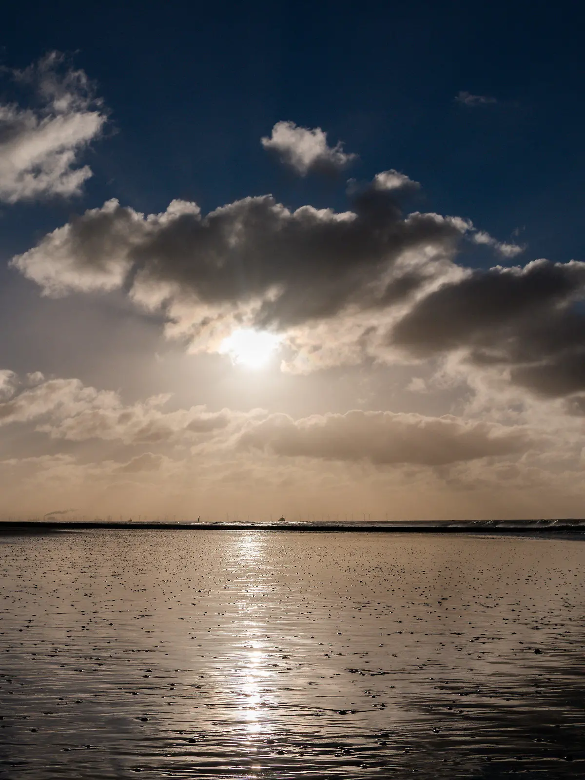 09.01.2019, Niedersachsen, Borkum: Die Sonne leuchtet hinter Wolken am Strand von Borkum hervor. Foto: Mohssen Assanimoghaddam/dpa +++ dpa-Bildfunk +++