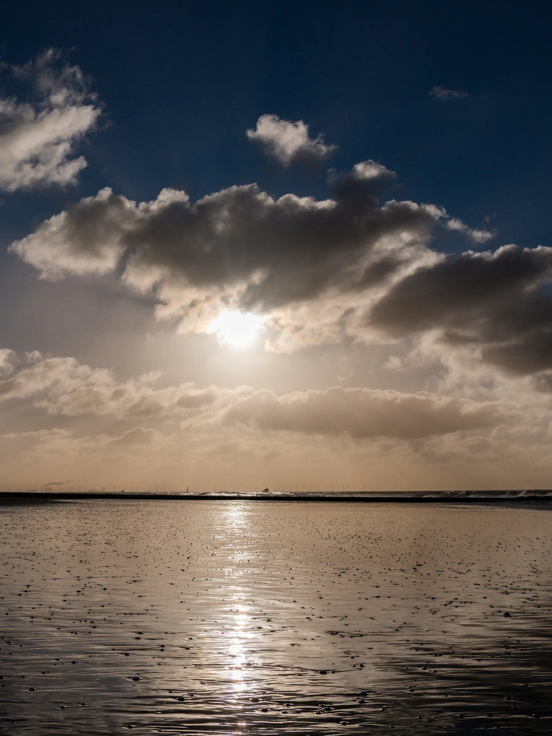 09.01.2019, Niedersachsen, Borkum: Die Sonne leuchtet hinter Wolken am Strand von Borkum hervor. Foto: Mohssen Assanimoghaddam/dpa +++ dpa-Bildfunk +++