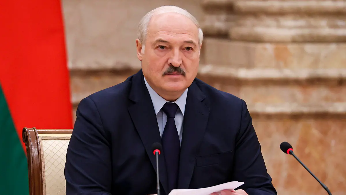 28.09.2021, Belarus, Minsk: Alexander Lukaschenko, Präsident von Belarus, gestikuliert, während er bei einer erweiterten Sitzung der Verfassungskommission spricht. Der autoritäre Staatschef von Belarus (Weißrussland) kündigte für Februar 2022 ein Referendum über eine neue Verfassung an und verkündete, die Opposition nicht an die Macht kommen zu lassen. Foto: Maxim Guchek/BelTA Pool/AP/dpa +++ dpa-Bildfunk +++