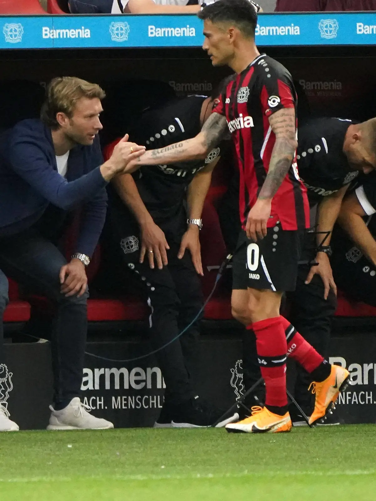 21.08.2021, Fussball GER, Saison 21/22, 1. Bundesliga, 2. Spieltag, Bayer 04 Leverkusen - Borussia Mönchengladbach, Foto:Chai von der Laage, Simon Rolfes ,Charles Aranguiz, beide Bayer 04 Leverkusen , DFL regulations prohibit any use of photographs as image sequences and/or quasi-video. EDITORIAL USE ONLY *** 21 08 2021, Football GER, Season 21 22, 1 Bundesliga, 2 Matchday, Bayer 04 Leverkusen Borussia Mönchengladbach, Photo Chai von der Laage, Simon Rolfes ,Charles Aranguiz, both Bayer 04 Leverkusen , DFL regulations prohibit any use of photographs as image sequences and or quasi video EDITORIAL USE ONLY 