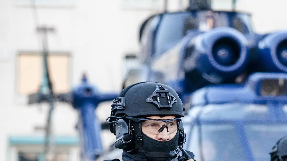 Eliteeinheit BFE+ der Bundespolizei Um die Reaktions- und Durchhaltefähigkeit der Bundespolizei im Falle eines terroristischen Anschlags zu erhöhen, werden zur Unterstützung unter anderem der Spezialeinheit GSG 9 die neuen Einheiten BFE+ der Bundespolizei geschaffen.

Elite unit BFE+ the Federal Police to the reaktions and Sustainment the Federal Police in Trap a terrorist Attack to increase will to Support under others the Special unit GSG 9 the New Units BFE+ the Federal Police created