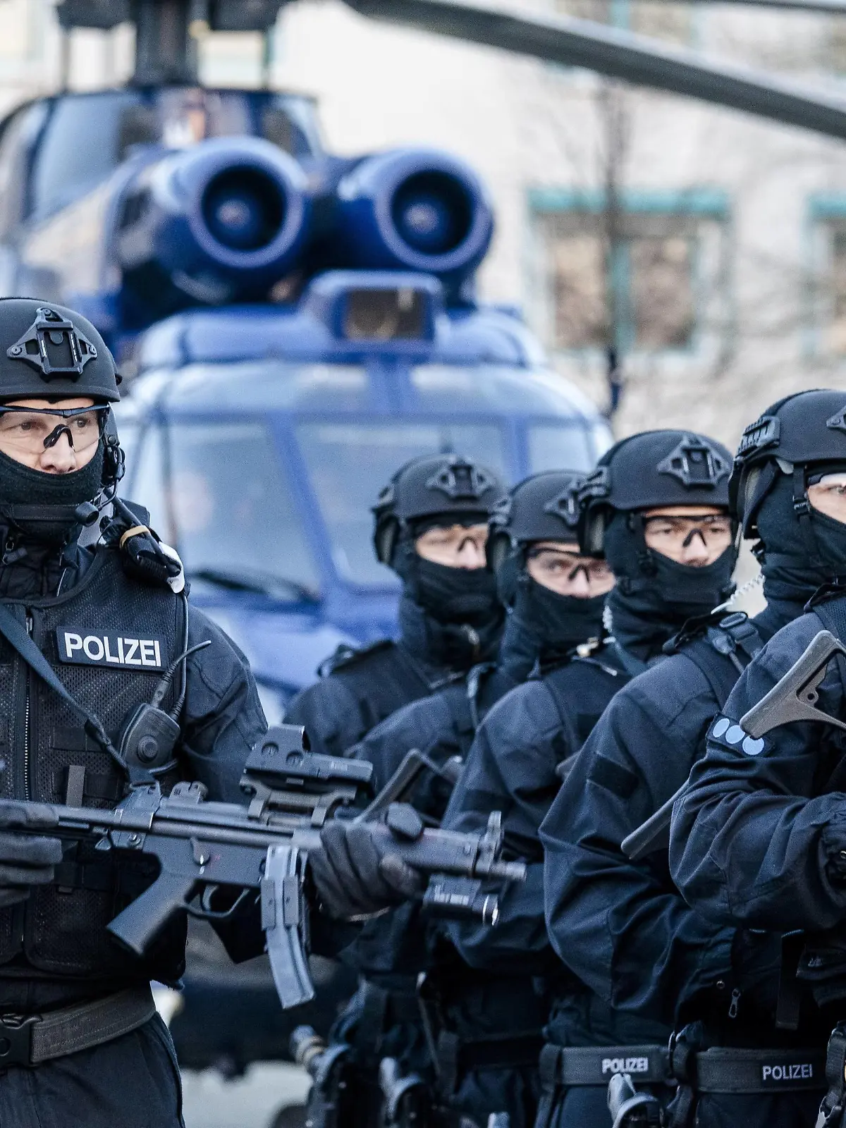 Eliteeinheit BFE+ der Bundespolizei Um die Reaktions- und Durchhaltefähigkeit der Bundespolizei im Falle eines terroristischen Anschlags zu erhöhen, werden zur Unterstützung unter anderem der Spezialeinheit GSG 9 die neuen Einheiten BFE+ der Bundespolizei geschaffen.

Elite unit BFE+ the Federal Police to the reaktions and Sustainment the Federal Police in Trap a terrorist Attack to increase will to Support under others the Special unit GSG 9 the New Units BFE+ the Federal Police created