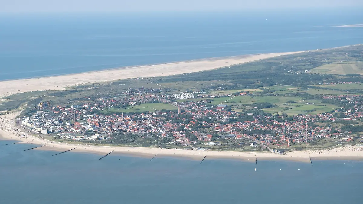 ARCHIV - 07.08.2020, Niedersachsen, Borkum: Die ostfriesische Insel Borkum. Nach möglichen Paraffin-Anlandungen auf einigen Ostfriesischen Inseln ermittelt die Wasserschutzpolizei die Ursache für die Verschmutzung. Betroffen sind nach ersten Erkenntnissen die Inseln Borkum, Langeoog und Spiekeroog. (zu dpa: "Weiße Substanz an Inselstränden gefunden - vermutlich Paraffin") Foto: Sina Schuldt/dpa +++ dpa-Bildfunk +++