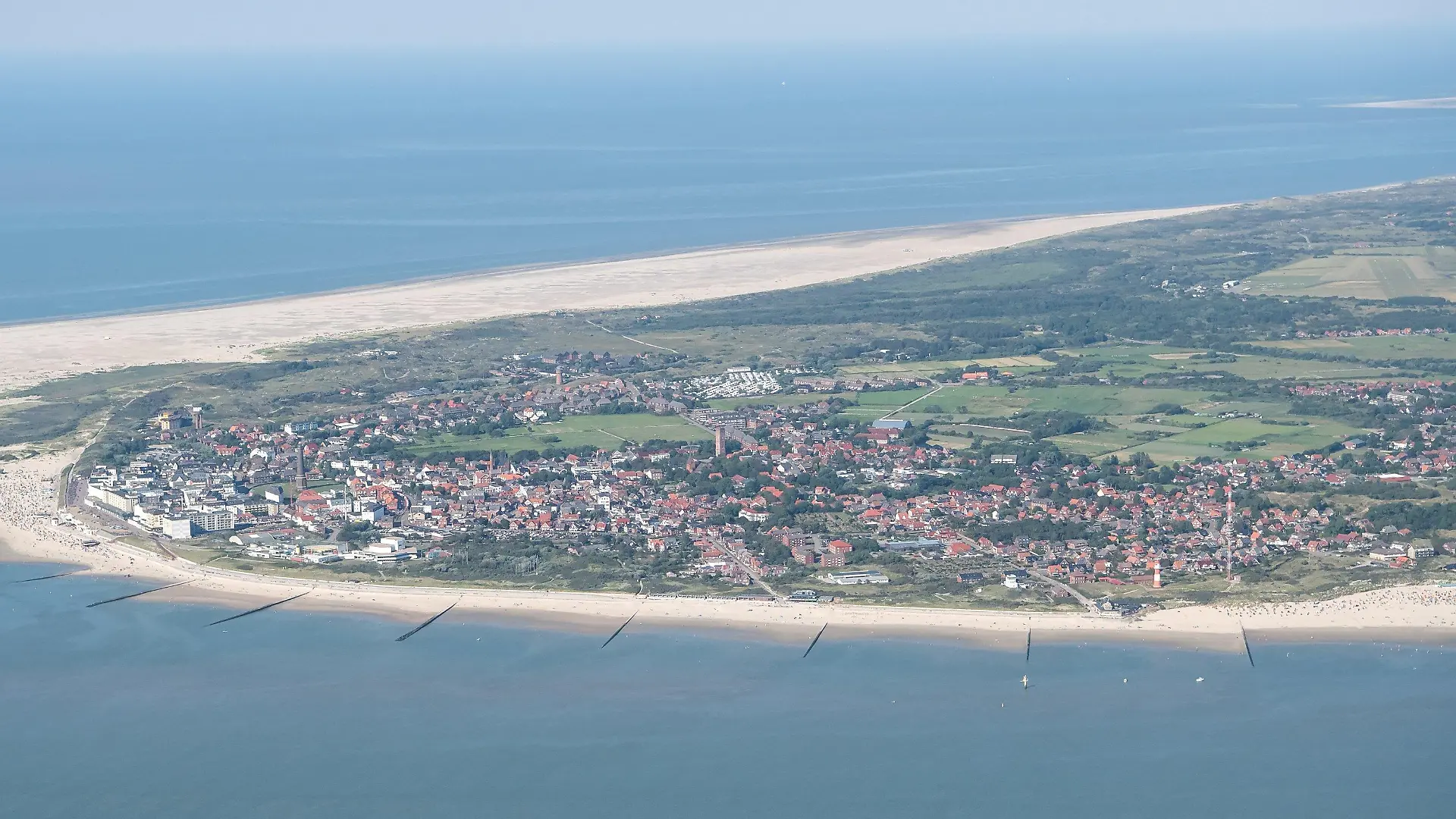 ARCHIV - 07.08.2020, Niedersachsen, Borkum: Die ostfriesische Insel Borkum. Nach möglichen Paraffin-Anlandungen auf einigen Ostfriesischen Inseln ermittelt die Wasserschutzpolizei die Ursache für die Verschmutzung. Betroffen sind nach ersten Erkenntnissen die Inseln Borkum, Langeoog und Spiekeroog. (zu dpa: "Weiße Substanz an Inselstränden gefunden - vermutlich Paraffin") Foto: Sina Schuldt/dpa +++ dpa-Bildfunk +++