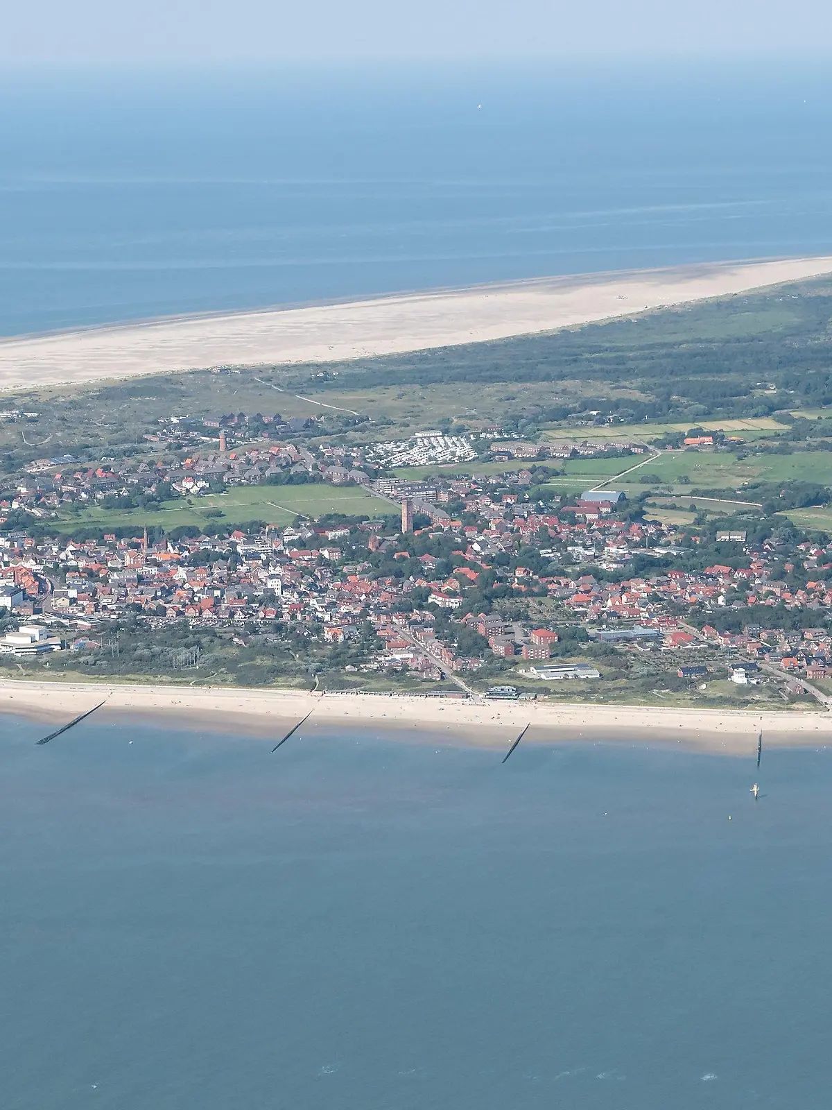 ARCHIV - 07.08.2020, Niedersachsen, Borkum: Die ostfriesische Insel Borkum. Nach möglichen Paraffin-Anlandungen auf einigen Ostfriesischen Inseln ermittelt die Wasserschutzpolizei die Ursache für die Verschmutzung. Betroffen sind nach ersten Erkenntnissen die Inseln Borkum, Langeoog und Spiekeroog. (zu dpa: "Weiße Substanz an Inselstränden gefunden - vermutlich Paraffin") Foto: Sina Schuldt/dpa +++ dpa-Bildfunk +++