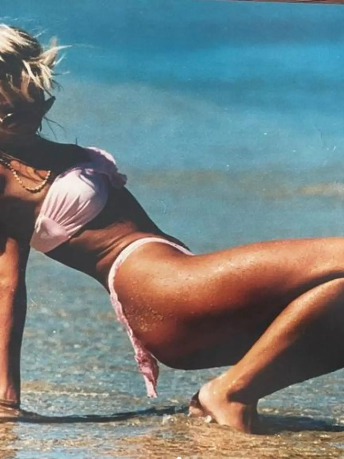 Carmen Geiss im Bikini am Strand