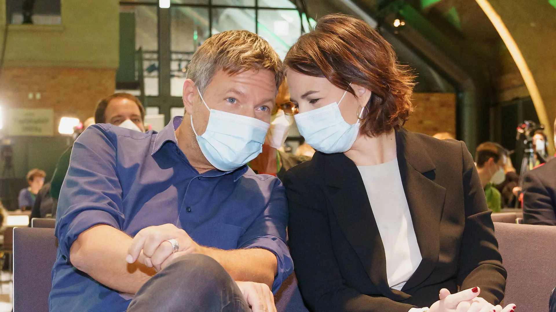BÜNDNIS 90/DIE GRÜNEN - Kleiner Parteitag - Außerordentlicher Länderrat in Berlin zur Entscheidung über die Aufnahme von Koalitionsverhandlungen im Rahmen einer geplanten Ampelkoaltion bestehend aus SPD, FDP und Grüne - Robert Habeck und Annalena BaerbockBÜNDNIS 90/DIE GRÜNEN - Kleiner Parteitag - Außerordentlicher Länderrat in Berlin zur Entscheidung über die Aufnahme von Koalitionsverhandlungen im Rahmen einer geplanten Ampelkoaltion bestehend aus SPD, FDP und Grüne - Robert Habeck und Annalena Ba, Berlin Berlin Deutschland WECC, Westhafenstraße 1 *** BÜNDNIS 90 DIE GRÜNEN Small party conference Extraordinary state council in Berlin to decide on the start of coalition negotiations within the framework of a planned traffic li