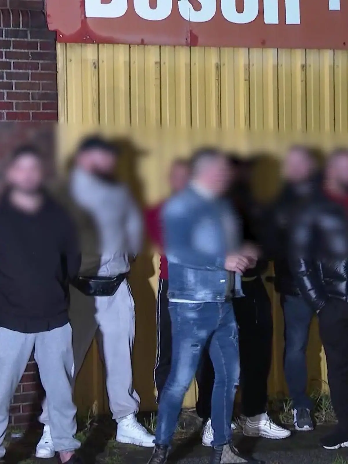 Heftige Auseinandersetzung im Rotlichtmilieu: Massenschlägerei vor Bordell - Polizei mit Großaufgebot von 15 Streifenwagen im Einsatz - unzufriedener Freier war offenbar der Auslöser