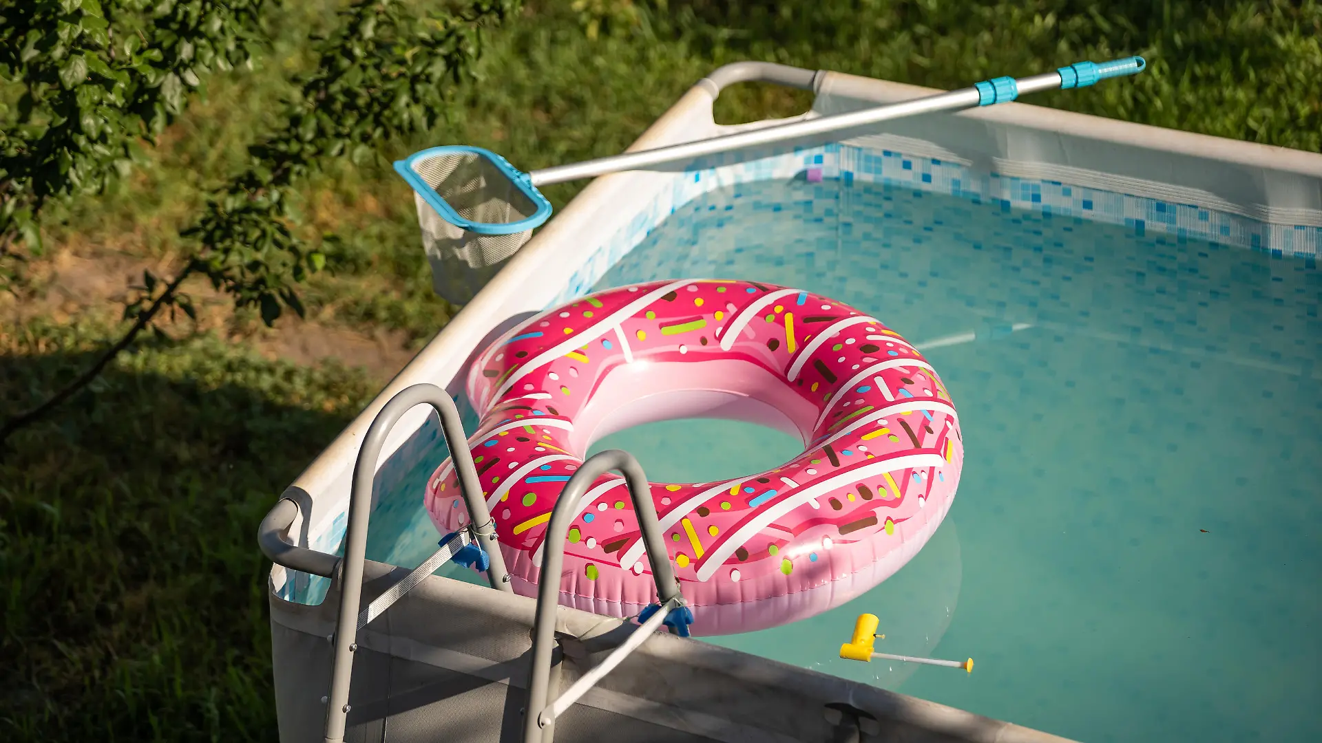 Beim Befüllen und Entleeren des Pools gibt es einiges zu beachten.