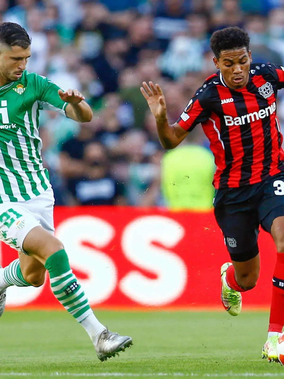  Mandatory Credit: Photo by Pressinphoto/Shutterstock 12548247k Amine Adli of Bayer 04 Leverkusen and Guido Rodriguez of Real Betis Real Betis v Bayer 04 Leverkusen, UEFA Europa League 2021-2022, date 3. Football, Benito Villamarin Stadium, Sevilla, Spain - 21 Oct 2021 Editorial use only Real Betis v Bayer 04 Leverkusen, UEFA Europa League 2021-2022, date 3. Football, Benito Villamarin Stadium, Sevilla, Spain - 21 Oct 2021 Editorial use only PUBLICATIONxINxGERxSUIxAUTXHUNxGRExMLTxCYPxROMxBULxUAExKSAxONLY Copyright: xPressinphoto/Shutterstockx 12548247k