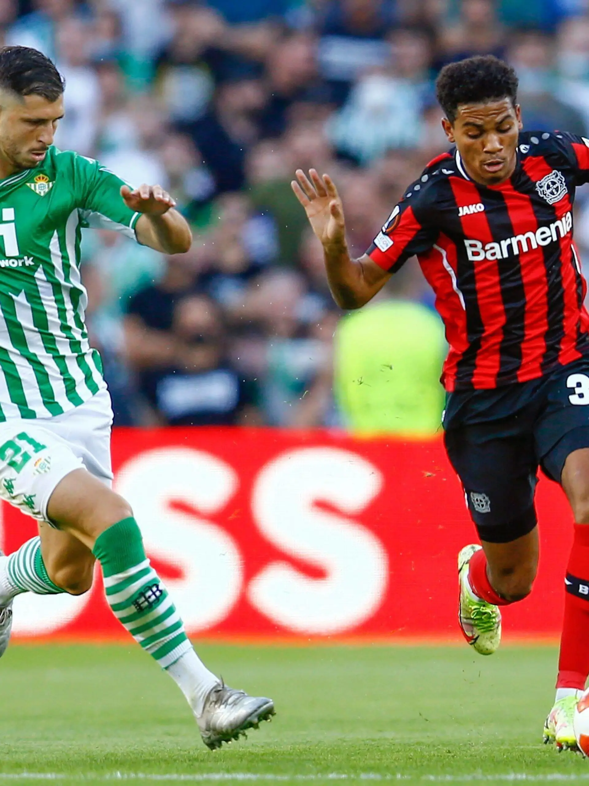  Mandatory Credit: Photo by Pressinphoto/Shutterstock 12548247k Amine Adli of Bayer 04 Leverkusen and Guido Rodriguez of Real Betis Real Betis v Bayer 04 Leverkusen, UEFA Europa League 2021-2022, date 3. Football, Benito Villamarin Stadium, Sevilla, Spain - 21 Oct 2021 Editorial use only Real Betis v Bayer 04 Leverkusen, UEFA Europa League 2021-2022, date 3. Football, Benito Villamarin Stadium, Sevilla, Spain - 21 Oct 2021 Editorial use only PUBLICATIONxINxGERxSUIxAUTXHUNxGRExMLTxCYPxROMxBULxUAExKSAxONLY Copyright: xPressinphoto/Shutterstockx 12548247k