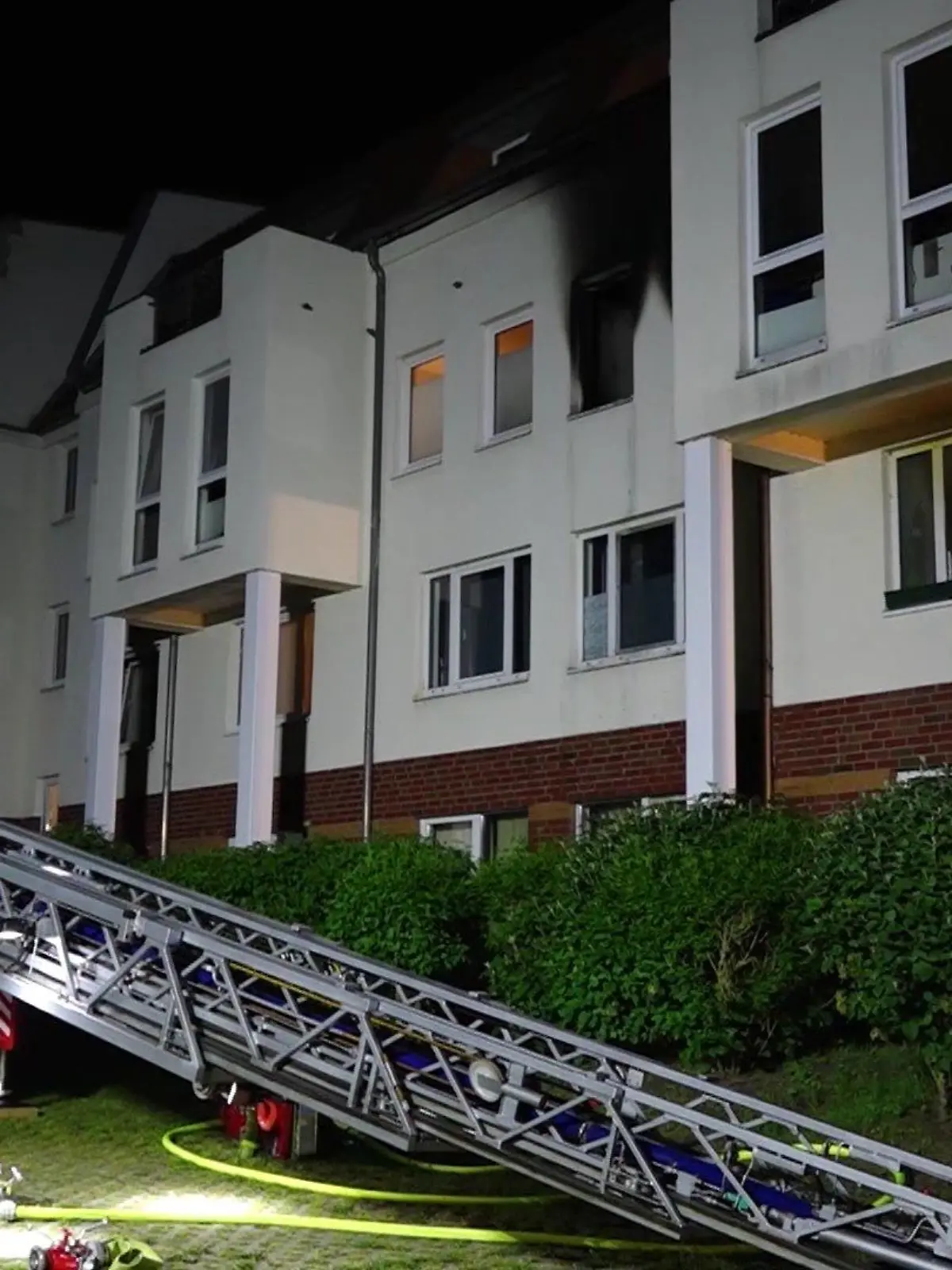 Die Feuerwehr rettet 23 Menschen aus dem Haus, in dem die Explosion stattgefunden hat.
