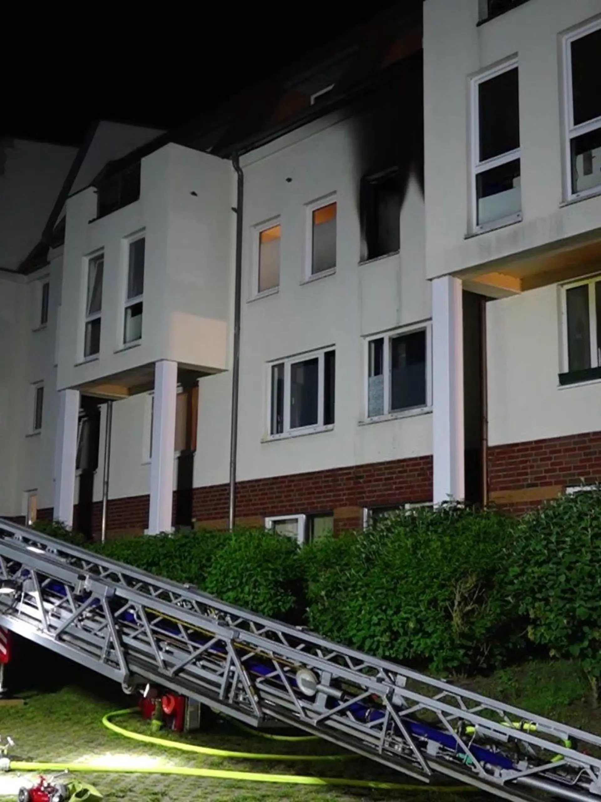 Die Feuerwehr rettet 23 Menschen aus dem Haus, in dem die Explosion stattgefunden hat.
