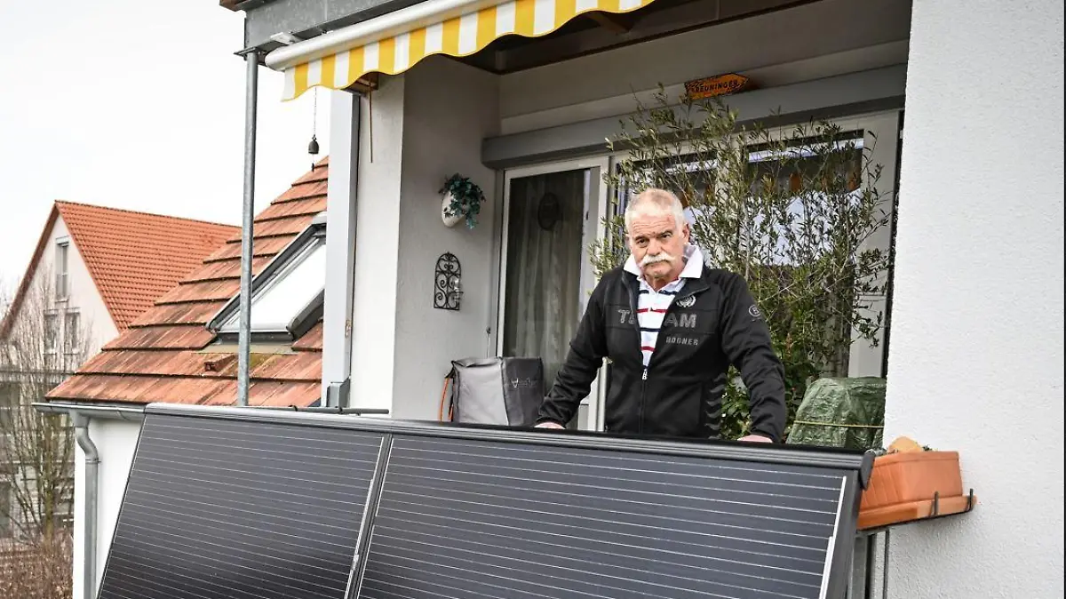 Michael Breuninger aus Konstanz spart schon kräftig mit seinem kleinen Balkonkraftwerk.