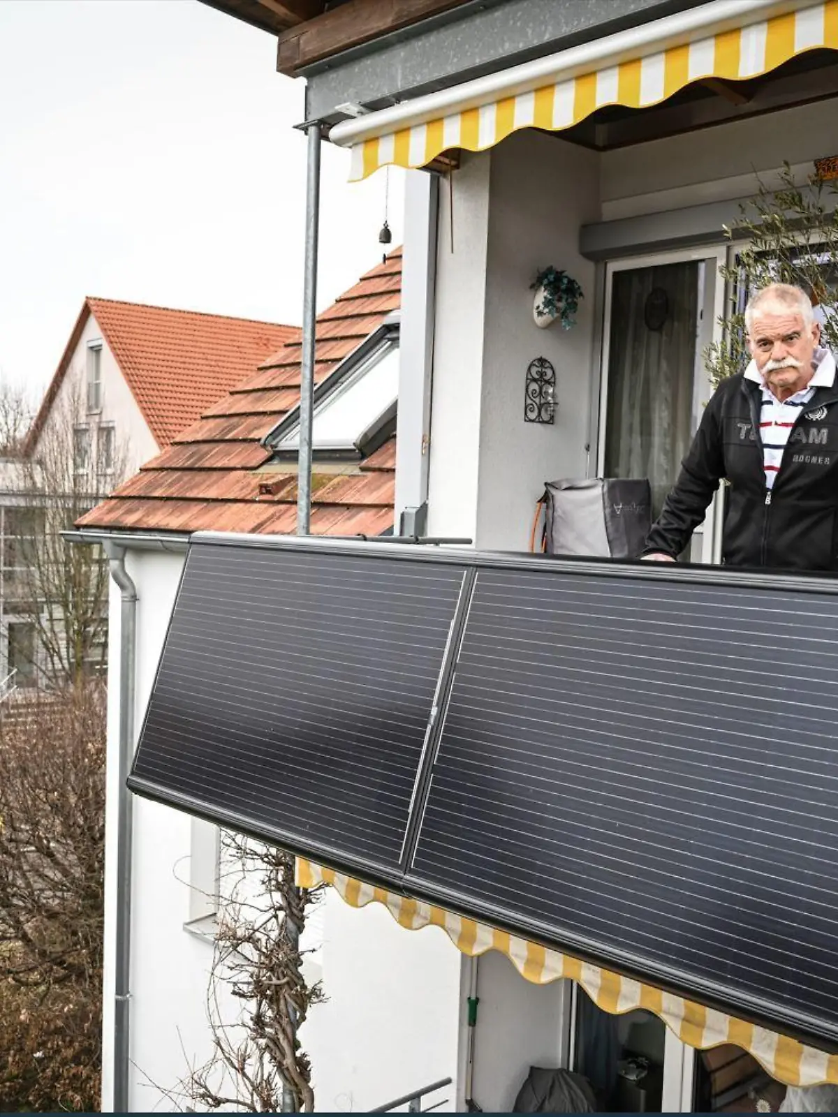 Michael Breuninger aus Konstanz spart schon kräftig mit seinem kleinen Balkonkraftwerk.