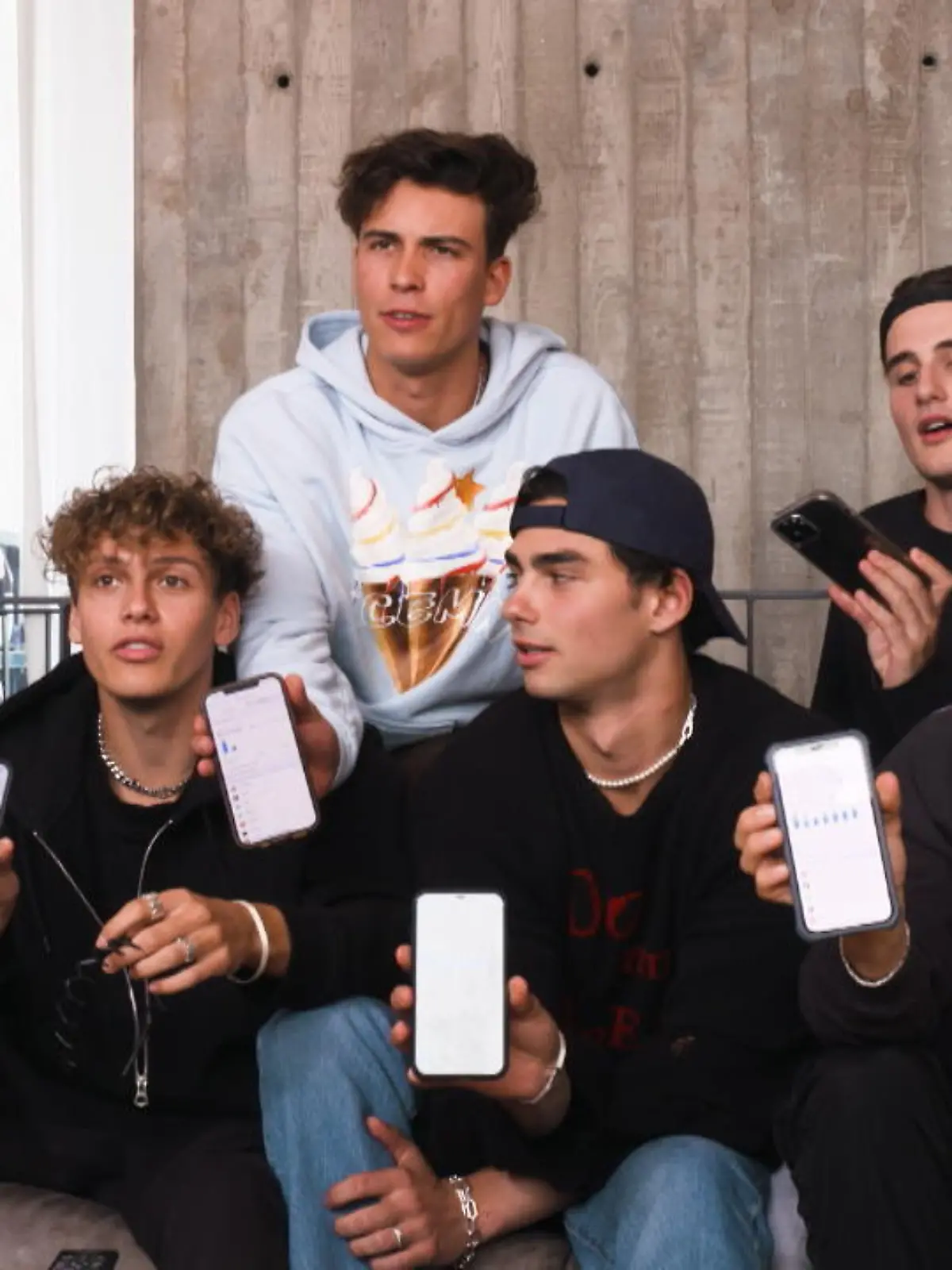 Sie drehen Videos, sind ziemlich beliebt bei den Mädels und werden immer bekannter: Die Elevator Boys. Unsere RTL-Reporterin hat sich mit ihnen getroffen und über ihre Pläne, ihr Leben in Berlin und ihren Alltag gesprochen.