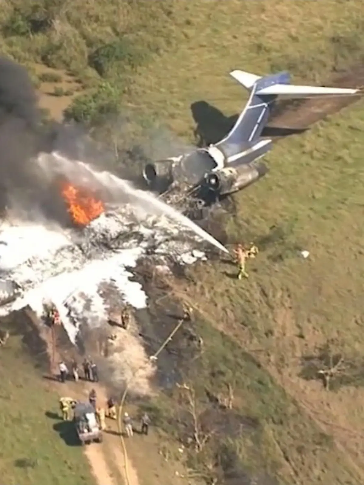Im US-Bundesstaat Texas ist ein Flugzeug mit 21 Menschen an Bord von der Startbahn abgekommen und danach in Flammen aufgegangen. Es gebe nach dem Unglück auf einem Privatflughafen nahe der Stadt Houston keine Schwerverletzten oder Toten, wie der örtliche Sender KHOU 11 sowie CNN am Dienstag übereinstimmend berichteten. Zwei Personen in der Maschine vom Typ McDonnell Douglas MD-87 hätten leichte Verletzungen erlitten. An Bord waren demnach drei Besatzungsmitglieder und 18 Passagiere.