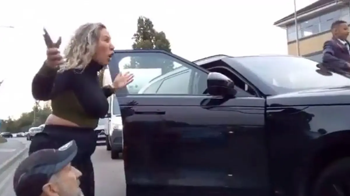 England Klima-Demo Mama schiebt Aktivisten mit Auto weg