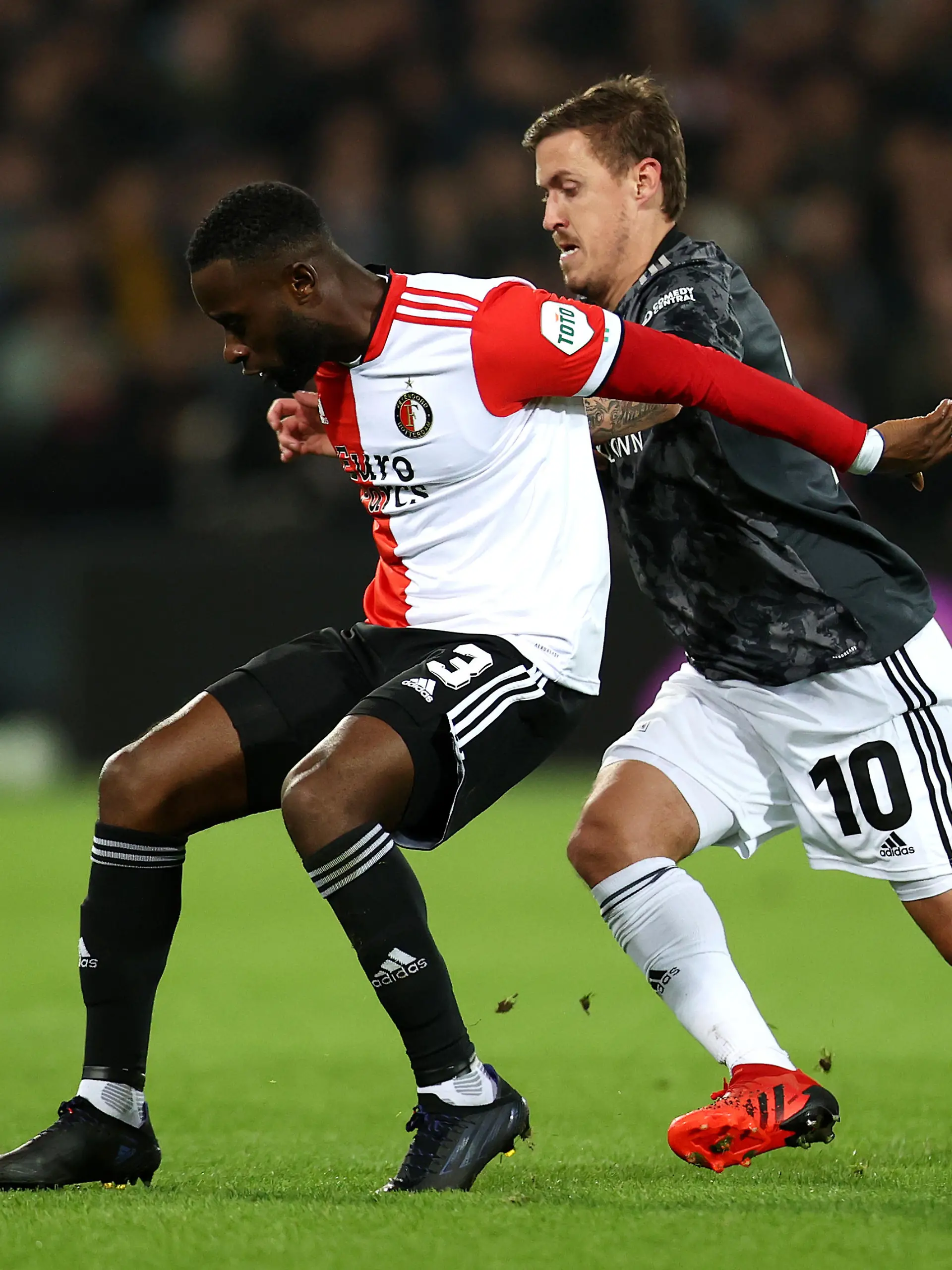 ROTTERDAM, NETHERLANDS - OCTOBER 21: Lutsharel Geertruida of Feyenoord holds off Max Kruse of 1.FC Union Berlin during the UEFA Europa Conference League group E match between Feyenoord and 1. FC Union Berlin at  on October 21, 2021 in Rotterdam, Netherlands. (Photo by Dean Mouhtaropoulos/Getty Images)
