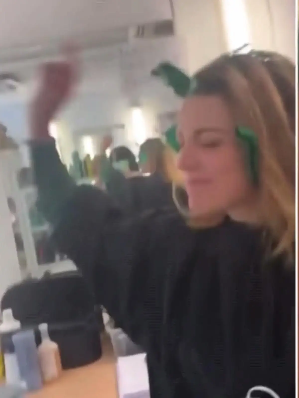 Bild zu: "SO sieht es in der Maske von GZSZ, AWZ & "Unter uns" aus"