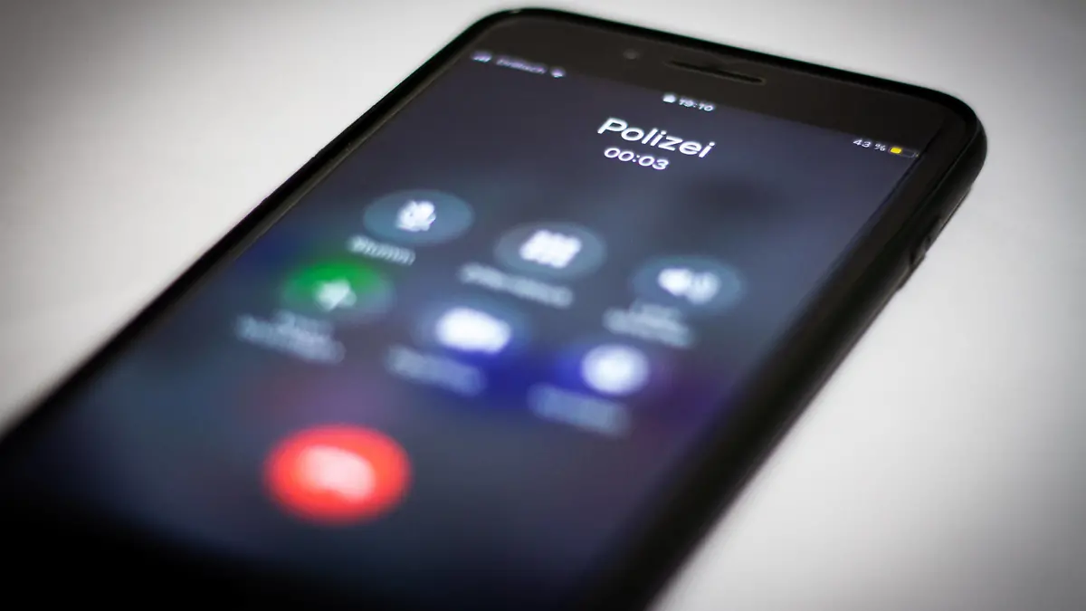 Betrüger erbeuten eine sechsstellige Summe von Senior - Betrüger geben sich als Polizisten aus und rufen Senioren aus Filderstadt an Symbolbilder Symbolbilder von Telefon auf dem die Polizei,Kriminalpolizei und eine Anonyme Nummer anruft Simuliert.Baden-Württemberg, 70794 Filderstadt, Deutschland *** Fraudsters get a six-figure sum of money from senior fraudsters pretending to be police officers and calling senior citizens from Filderstadt Symbol images Symbol images from a telephone calling the police, criminal investigation department and an anonymous number Simulated Baden Württemberg, 70794 Filderstadt, Germany Copyright: 7aktuell.dex xMaxxRühle 