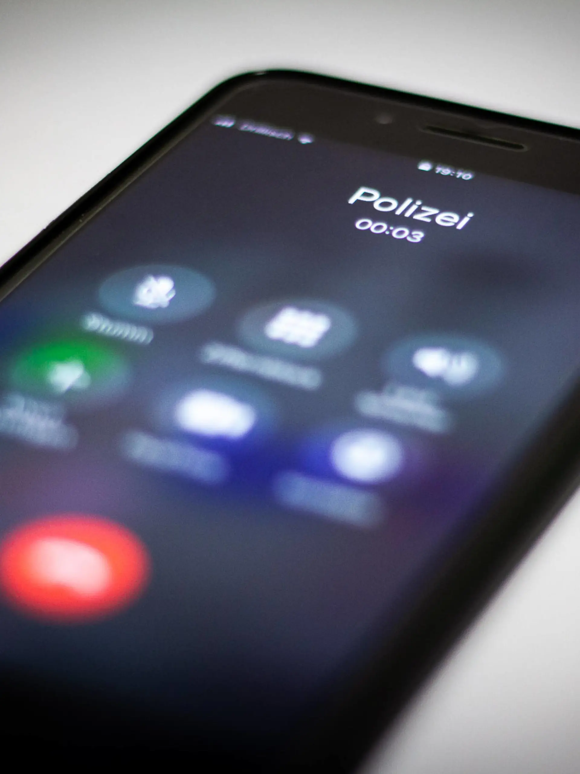 Betrüger erbeuten eine sechsstellige Summe von Senior - Betrüger geben sich als Polizisten aus und rufen Senioren aus Filderstadt an Symbolbilder Symbolbilder von Telefon auf dem die Polizei,Kriminalpolizei und eine Anonyme Nummer anruft Simuliert.Baden-Württemberg, 70794 Filderstadt, Deutschland *** Fraudsters get a six-figure sum of money from senior fraudsters pretending to be police officers and calling senior citizens from Filderstadt Symbol images Symbol images from a telephone calling the police, criminal investigation department and an anonymous number Simulated Baden Württemberg, 70794 Filderstadt, Germany Copyright: 7aktuell.dex xMaxxRühle
