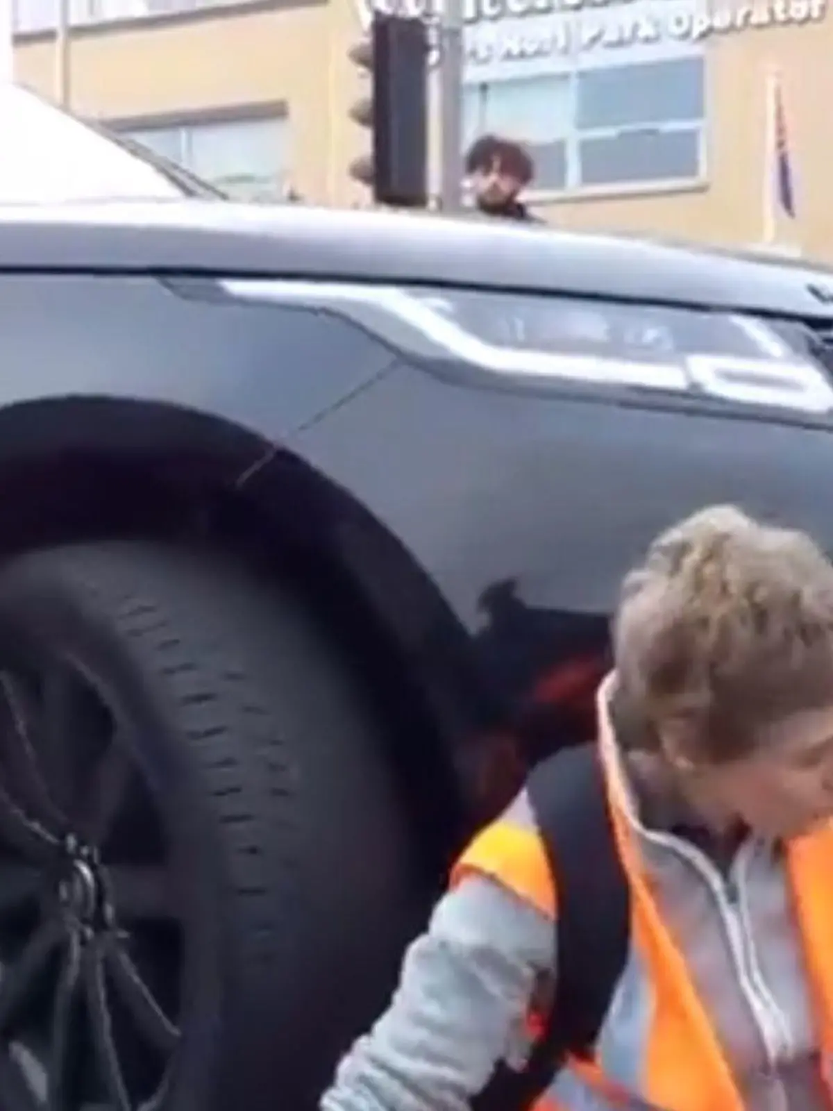 England Klima-Demo Mama schiebt Aktivisten mit Auto weg