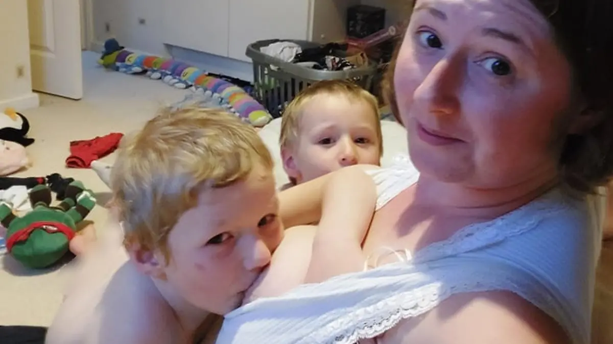 Mutter stillt Kinder im Grundschulalter