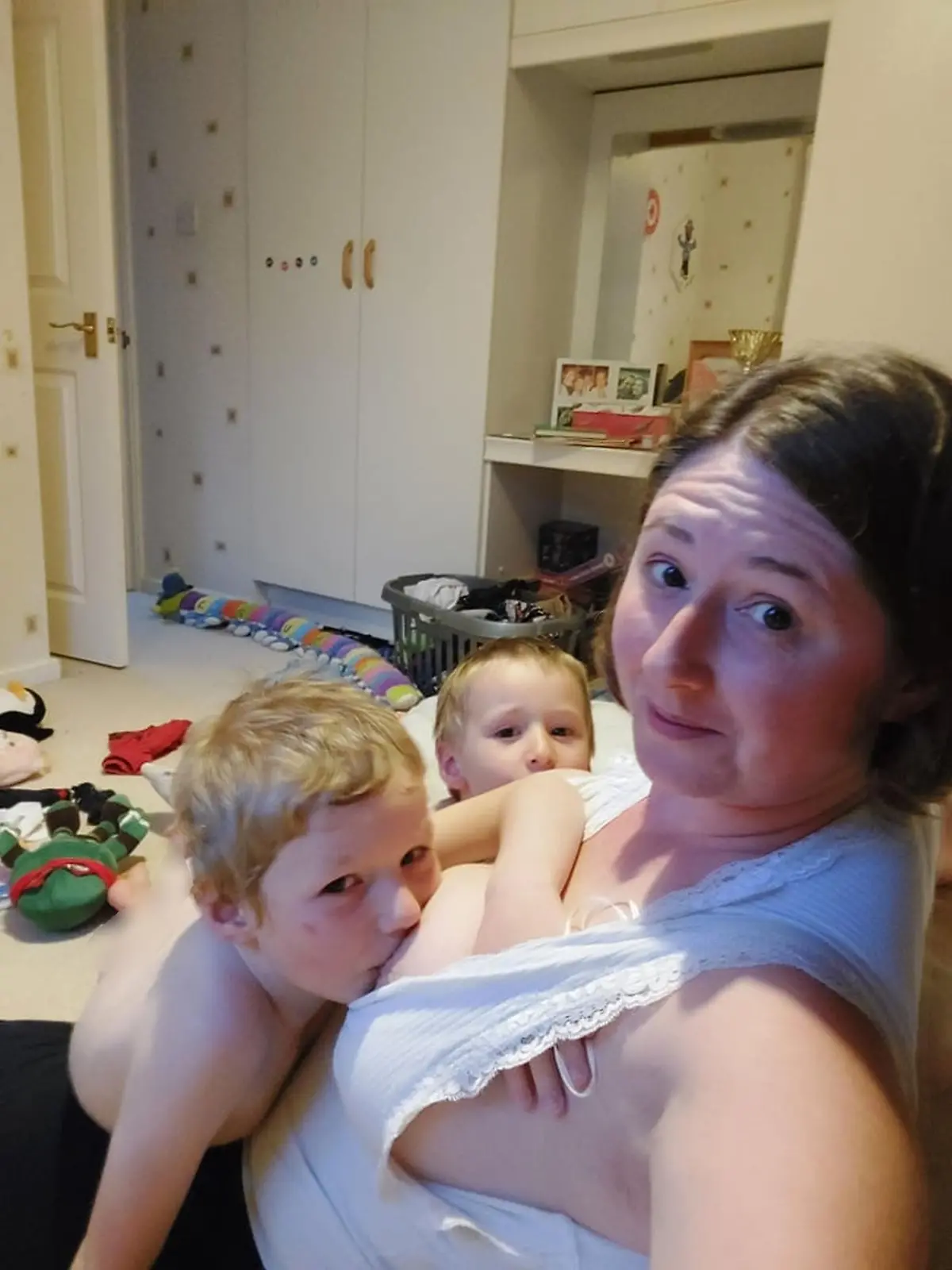 Mutter stillt Kinder im Grundschulalter
