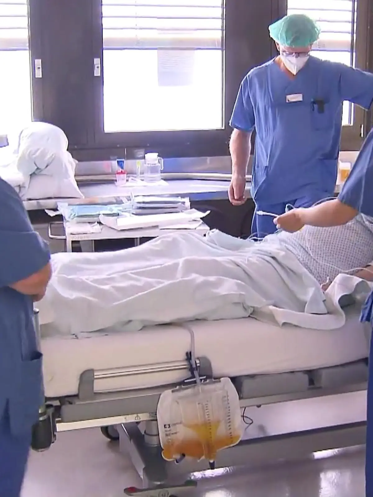 Auf der Intensivstation im Krankenhaus Groß-Gerau ist der Pflegenotstand ernst. Wie man dort mit der hohen Arbeitsbelastung umgeht – im Video.