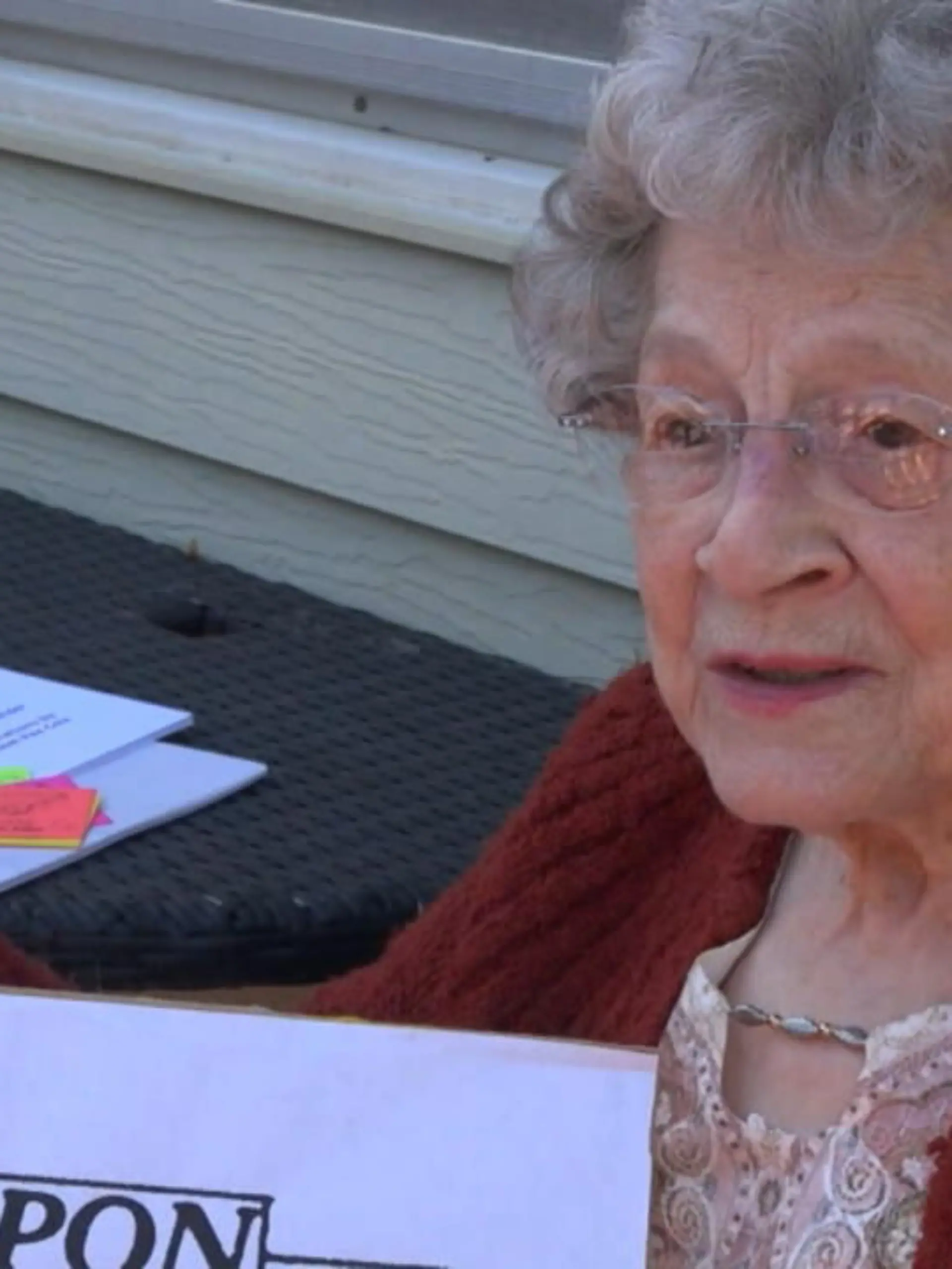 Eine Umarmung kann manchmal Großes bewirken: Selma Schneider aus Wyoming glaubt da fest dran – die 94 Jahre alte Frau verschenkt deswegen Gutscheine für eine Umarmung. Seit mehreren Jahren verteilt sie bereits diese Zettel – ob im Flughafen, im Krankenhaus oder in Supermärkten. Und das alles mit nur einem Zweck: Um Liebe und Freude zu verbreiten.