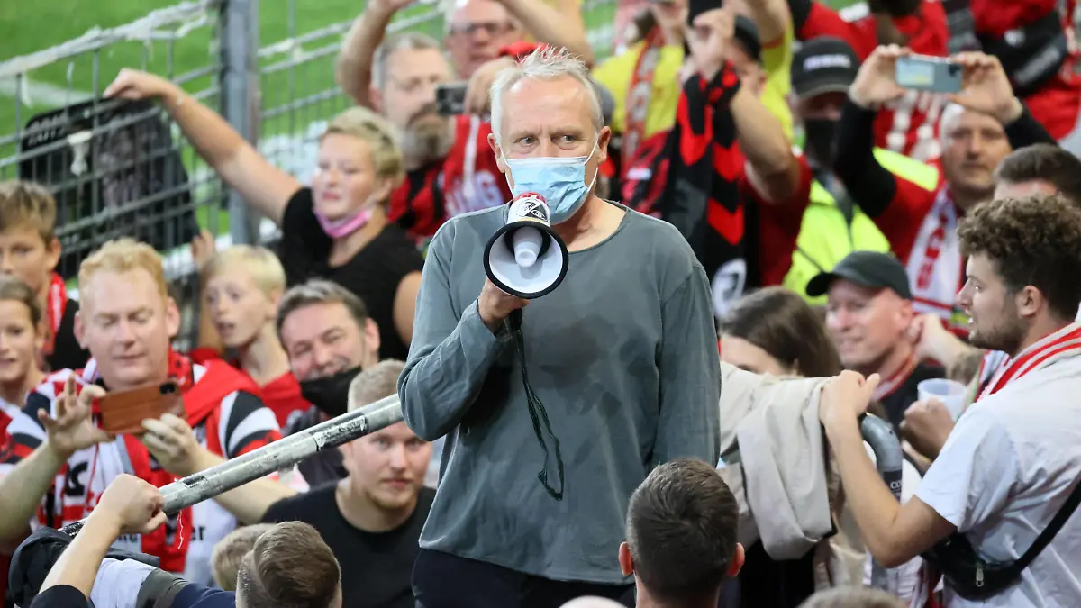 26.09.21 SC Freiburg - FC Augsburg Deutschland, Freiburg, 26.09.2021, Fussball, Bundesliga, SC Freiburg - FC Augsburg: Christian Streich Trainer SC Freiburg. *** 26 09 21 SC Freiburg FC Augsburg Germany, Freiburg, 26 09 2021, football, Bundesliga, SC Freiburg FC Augsburg Christian Streich coach SC Freiburg