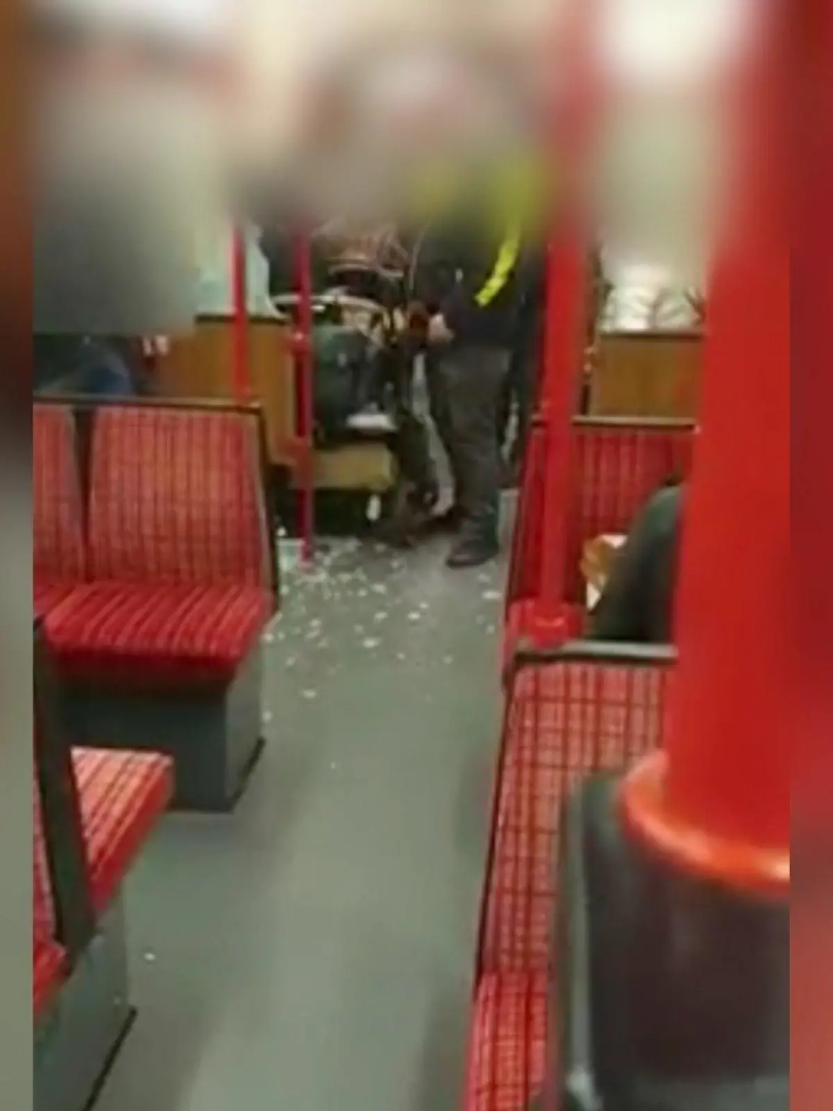 Randalierer zertrümmert Scheibe in Stadtbahn