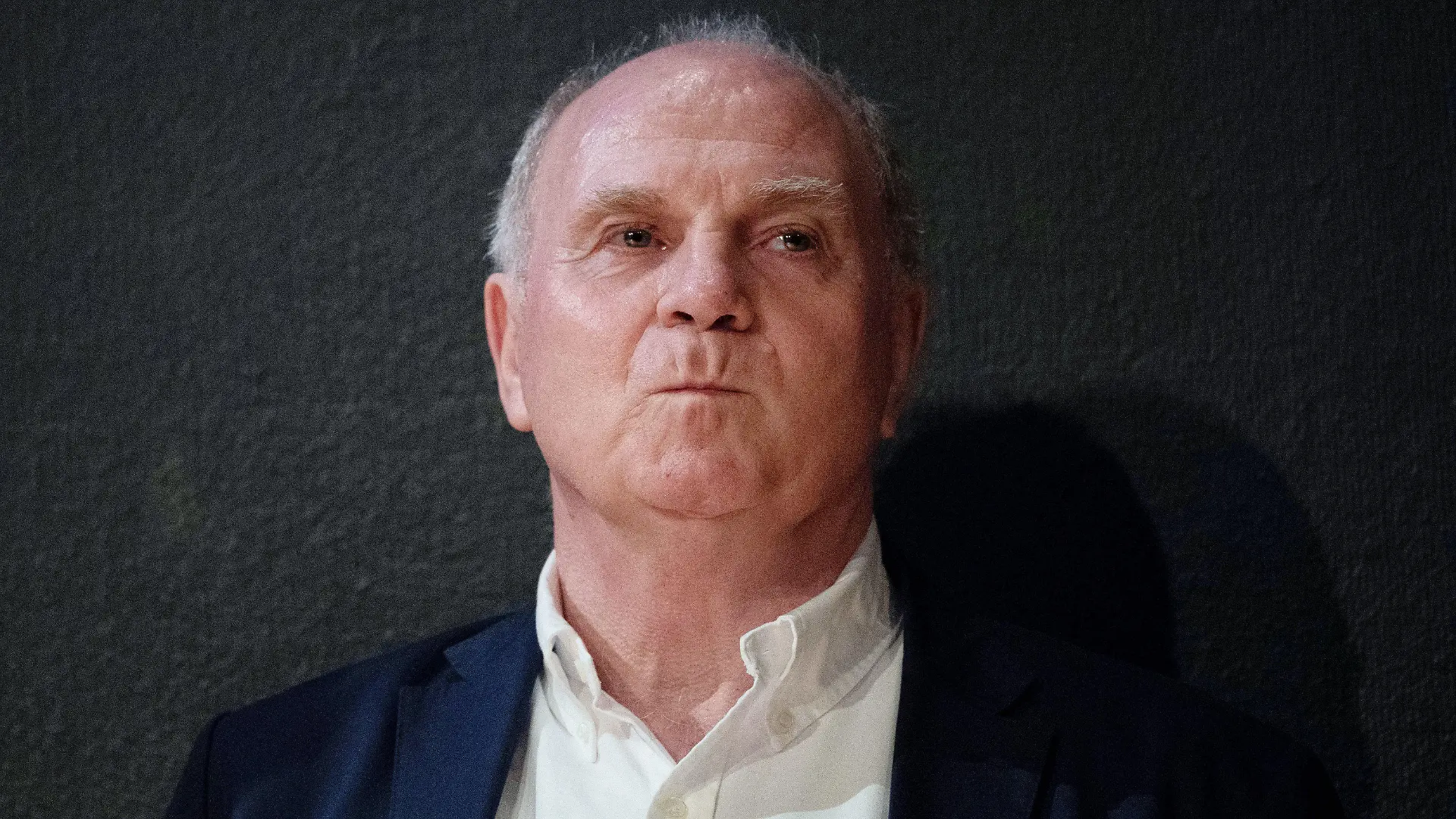 ARCHIV - 03.12.2018, Baden-Württemberg, Stuttgart: Uli Hoeneß, Präsident des Fußball-Bundesligisten FC Bayern München, steht bei einer Veranstaltung der «Stuttgarter Nachrichten» auf der Bühne. Uli Hoeneß ist verärgert. Dass eine Summe von 800 Millionen Euro für den Einstieg von BMW beim FC Bayern genannt wird, empört ihn. Die angestrebte Partnerschaft mit dem Autohersteller bestätigt er aber. Foto: Marijan Murat/dpa +++ dpa-Bildfunk +++