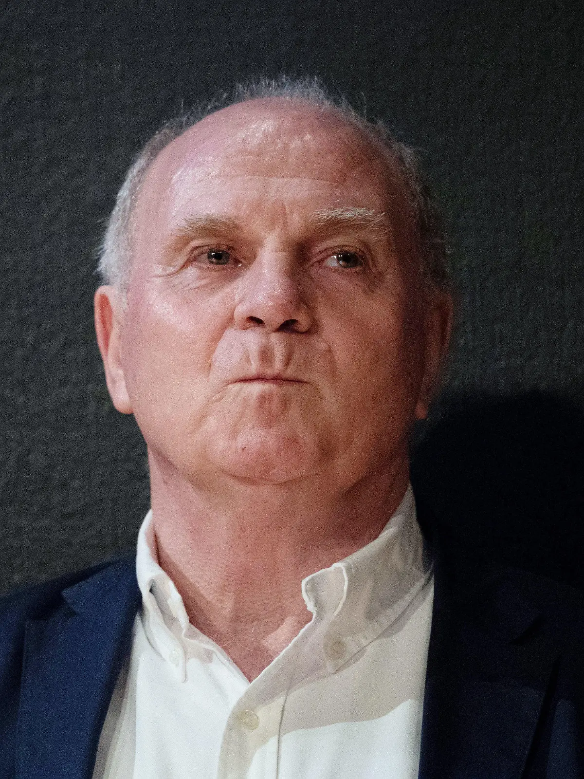 ARCHIV - 03.12.2018, Baden-Württemberg, Stuttgart: Uli Hoeneß, Präsident des Fußball-Bundesligisten FC Bayern München, steht bei einer Veranstaltung der «Stuttgarter Nachrichten» auf der Bühne. Uli Hoeneß ist verärgert. Dass eine Summe von 800 Millionen Euro für den Einstieg von BMW beim FC Bayern genannt wird, empört ihn. Die angestrebte Partnerschaft mit dem Autohersteller bestätigt er aber. Foto: Marijan Murat/dpa +++ dpa-Bildfunk +++
