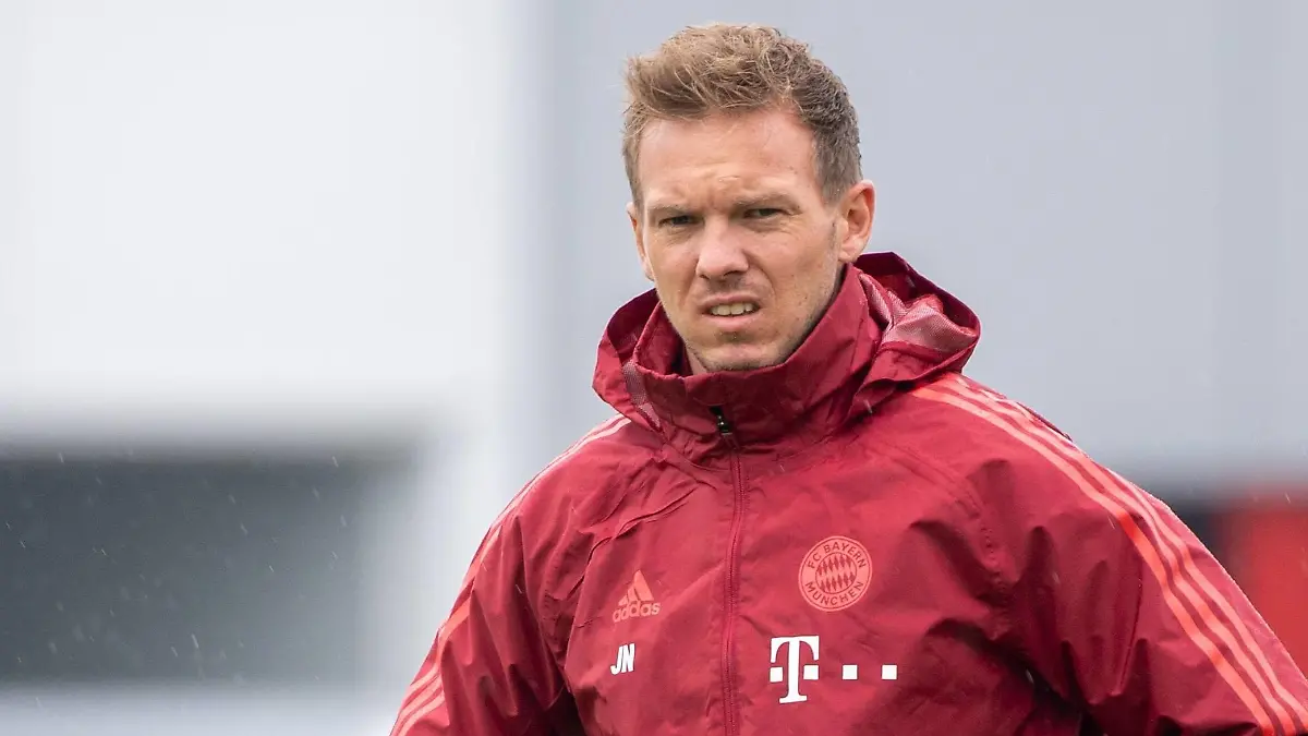  Head coach Julian Nagelsmann FC Bayern Muenchen mit kritischem Blick, FC Bayern Muenchen Training, Saison 2021/2022 an der Saebenerstrasse. 12.10.2021 Muenchen Bayern Deutschland *** Head coach Julian Nagelsmann FC Bayern Muenchen with a critical eye, FC Bayern Muenchen training, season 2021 2022 at Saebenerstrasse 12 10 2021 Muenchen Bayern Germany Copyright: xkolbert-press/UlrichxGamelx