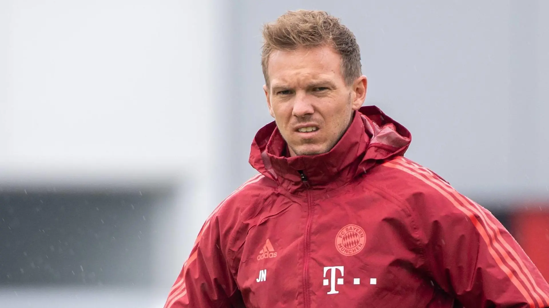 Head coach Julian Nagelsmann FC Bayern Muenchen mit kritischem Blick, FC Bayern Muenchen Training, Saison 2021/2022 an der Saebenerstrasse. 12.10.2021 Muenchen Bayern Deutschland *** Head coach Julian Nagelsmann FC Bayern Muenchen with a critical eye, FC Bayern Muenchen training, season 2021 2022 at Saebenerstrasse 12 10 2021 Muenchen Bayern Germany Copyright: xkolbert-press/UlrichxGamelx