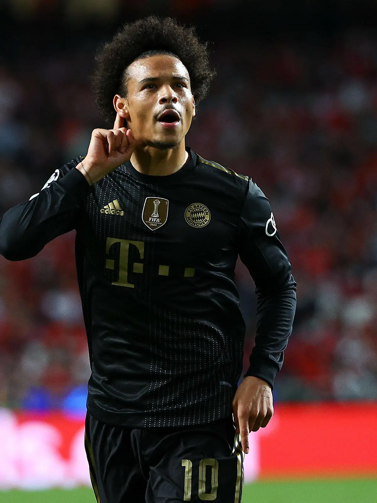 Portugal Lisboa, Estadio da Luz 20.10.2021 UEFA Championsleague Gruppenphase - Gruppe E S.L.Benfica - FC Bayern München v.l., Leroy Sane FC Bayern München Torjubel, Goal celebration, celebrate the goal UEFA regulations prohibit any use of photographs as image sequences and or quasi-video *** Portugal Lisboa, Estadio da Luz 20 10 2021 UEFA Champions League Group Stage Group E S L Benfica FC Bayern München v l , Leroy Sane FC Bayern München Goal celebration, celebrate the goal UEFA regulations prohibit any use of photographs as image sequences and or quasi video Copyright: JoaquimxFerreira 
