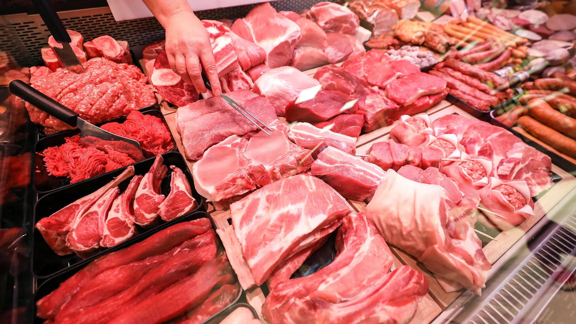ARCHIV - 15.11.2019, Sachsen, Leipzig: Schweinefleisch und Rindfleisch liegen in einer Fleischtheke in einem Supermarkt. Supermarktkunden sollen bei mehr Fleischwaren Klarheit über das Herkunftsland der Tiere bekommen. Darauf zielt eine Verordnung von Ernährungsminister Özdemir, die das Bundeskabinett am Mittwoch (24.05.2023) gebilligt hat. (Zu dpa «Herkunftskennzeichnung für Fleisch soll ausgeweitet werden») Foto: Jan Woitas/dpa-Zentralbild/dpa +++ dpa-Bildfunk +++