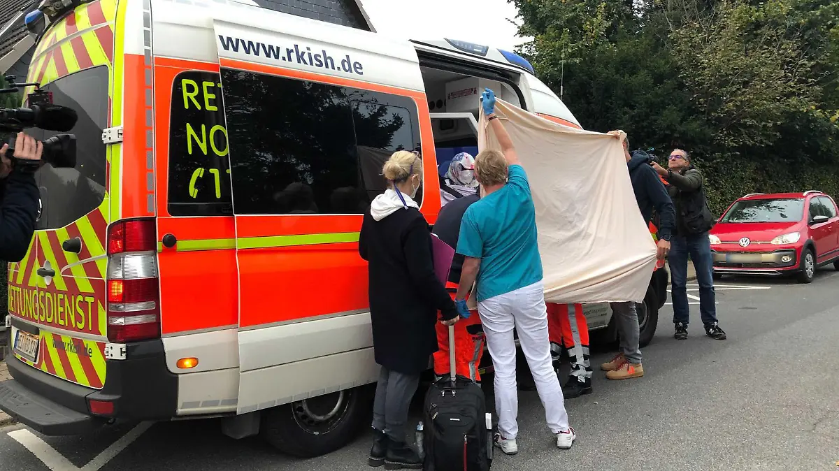 Irmgard F. wird Dienstagmorgen mit einem Rettungswagen zum Landgericht Itzehoe gefahren.