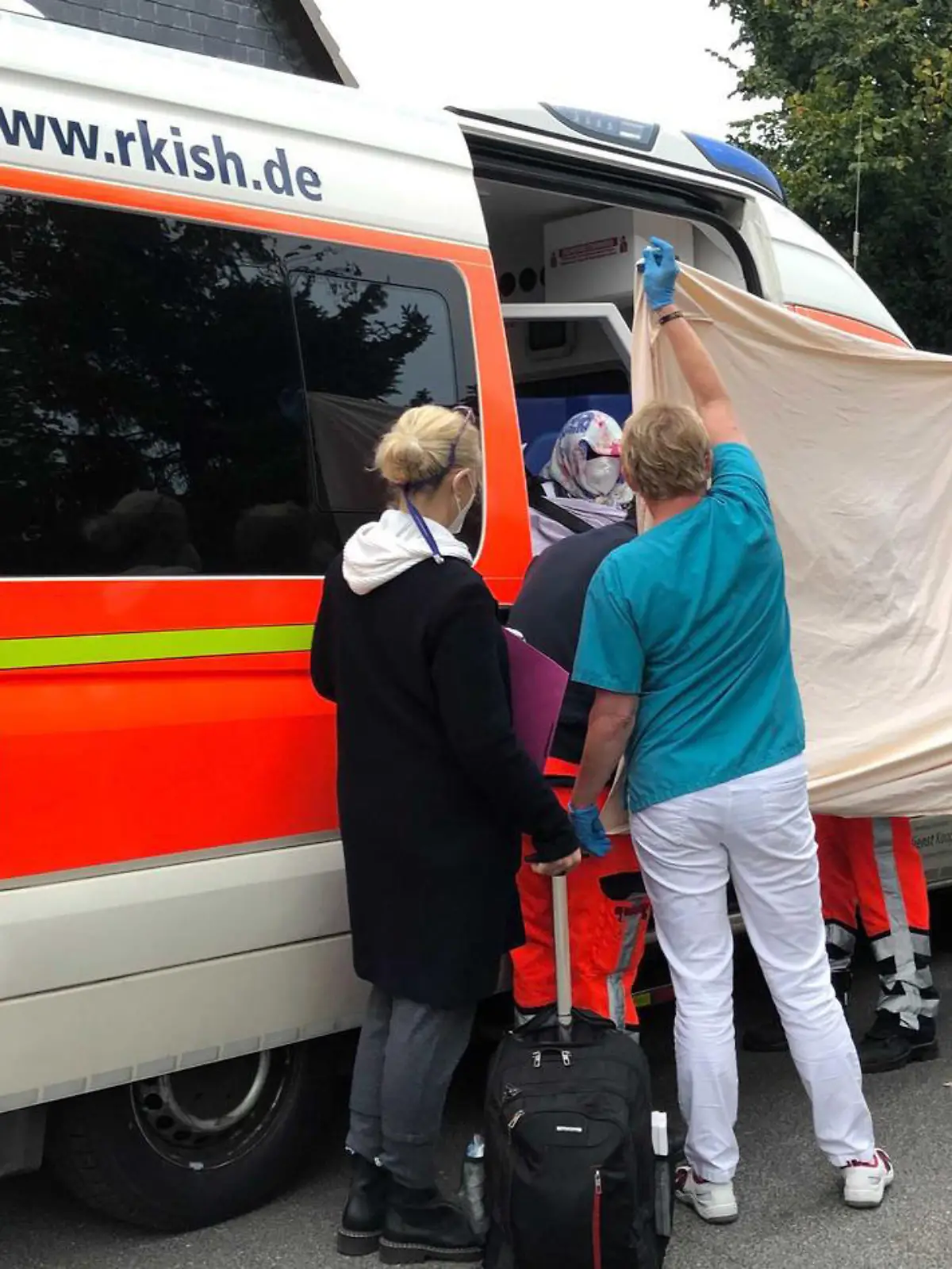 Irmgard F. wird Dienstagmorgen mit einem Rettungswagen zum Landgericht Itzehoe gefahren.