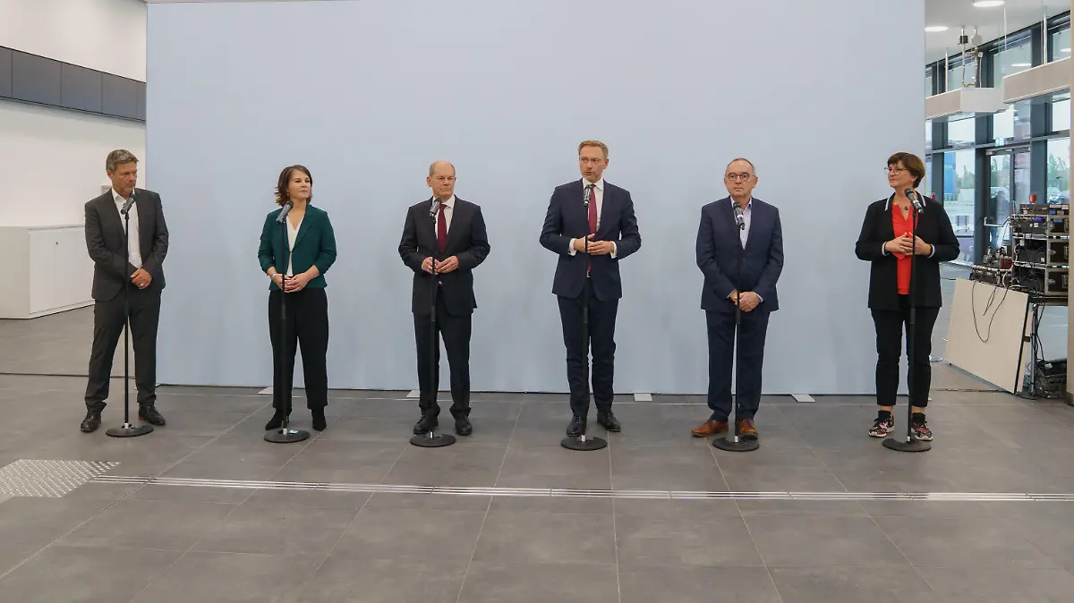 SPD, BÜNDNIS 90/DIE GRÜNEN und FDP verkünden im hub27 auf dem Messegelände Berlin die Aufnahme von Koalitionsverhandlungen zu einer möglichen Regierungsbildung im Rahmen einer Ampel-Koalition nach der Bundestagswahl 2021 Robert Habeck, Annalena Baerbock, Olaf Scholz, Christian Lindner, Norbert Walter-Borjans, Saskia EskenSPD, BÜNDNIS 90/DIE GRÜNEN und FDP verkünden im hub27 auf dem Messegelände Berlin die Aufnahme von Koalitionsverhandlungen zu einer möglichen Regierungsbildung im Rahmen einer Ampel-Koalition nach der Bundestagswahl 2021 Robert Habeck, Annalena, Berlin Berlin Deutschland Messegelände Berlin *** SPD, BÜNDNIS 90 DIE GRÜNEN and FDP announce the start of coalition negotiations at hub27 on the Berlin Exhibi