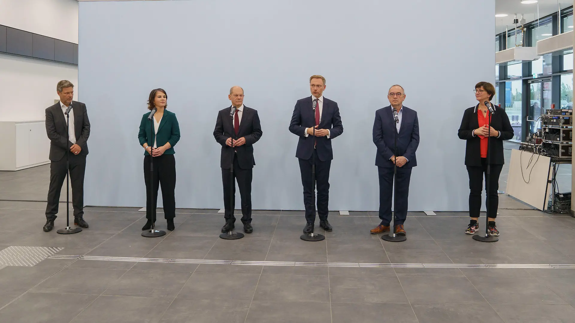 SPD, BÜNDNIS 90/DIE GRÜNEN und FDP verkünden im hub27 auf dem Messegelände Berlin die Aufnahme von Koalitionsverhandlungen zu einer möglichen Regierungsbildung im Rahmen einer Ampel-Koalition nach der Bundestagswahl 2021 Robert Habeck, Annalena Baerbock, Olaf Scholz, Christian Lindner, Norbert Walter-Borjans, Saskia EskenSPD, BÜNDNIS 90/DIE GRÜNEN und FDP verkünden im hub27 auf dem Messegelände Berlin die Aufnahme von Koalitionsverhandlungen zu einer möglichen Regierungsbildung im Rahmen einer Ampel-Koalition nach der Bundestagswahl 2021 Robert Habeck, Annalena, Berlin Berlin Deutschland Messegelände Berlin *** SPD, BÜNDNIS 90 DIE GRÜNEN and FDP announce the start of coalition negotiations at hub27 on the Berlin Exhibi