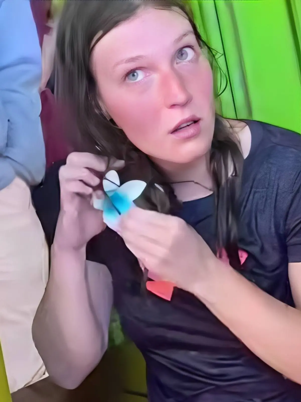 Helena Lindner (23) aus Deutschland wird in Indonesien für ihre spontane Hilfe gefeiert.
