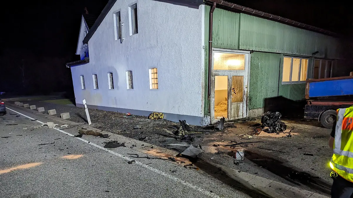 Der Autofahrer kracht in die Wand eines Stallgebäudes.