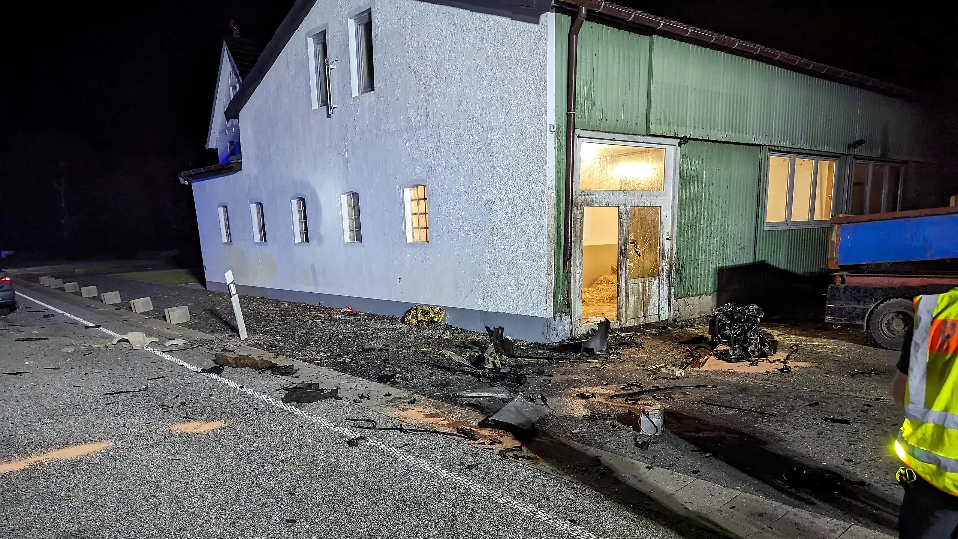 Der Autofahrer kracht in die Wand eines Stallgebäudes.