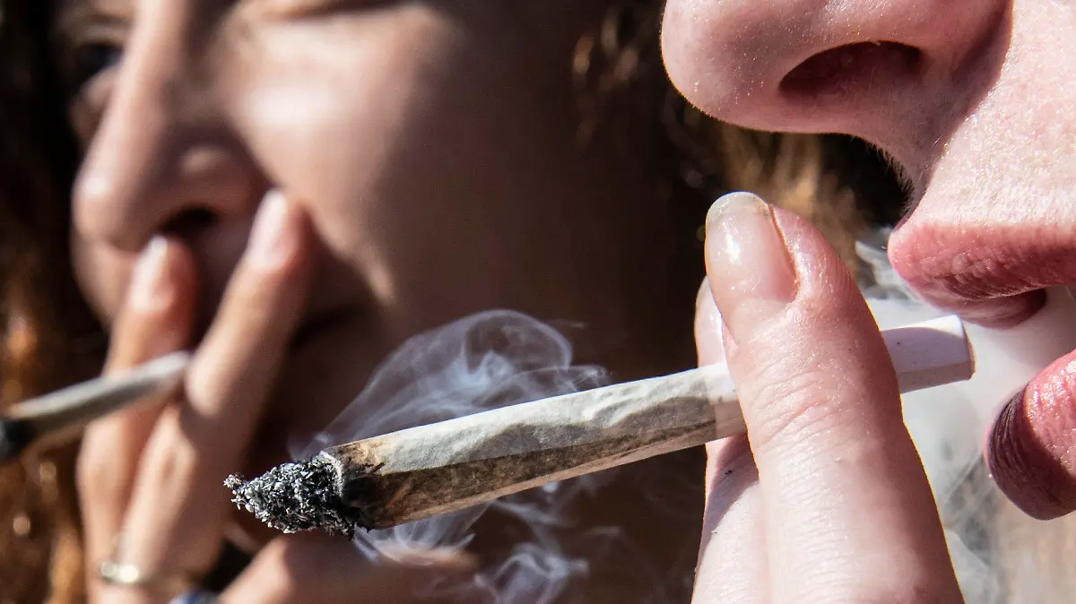 ARCHIV - 20.04.2019, Berlin: ILLUSTRATION - Zwei Frauen rauchen bei einer Protestaktion für legalen Cannabis-Konsum im Görlitzer Park einen Joint. (zu dpa: "Kiffen nicht cool: Drogenbeauftragte startet Social-Media-Kampagne") Foto: Paul Zinken/dpa +++ dpa-Bildfunk +++