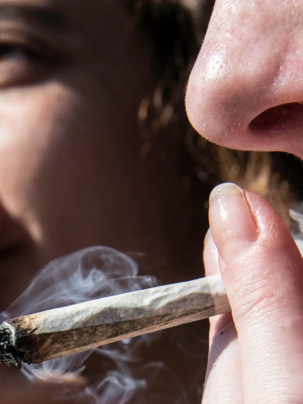 ARCHIV - 20.04.2019, Berlin: ILLUSTRATION - Zwei Frauen rauchen bei einer Protestaktion für legalen Cannabis-Konsum im Görlitzer Park einen Joint. (zu dpa: "Kiffen nicht cool: Drogenbeauftragte startet Social-Media-Kampagne") Foto: Paul Zinken/dpa +++ dpa-Bildfunk +++