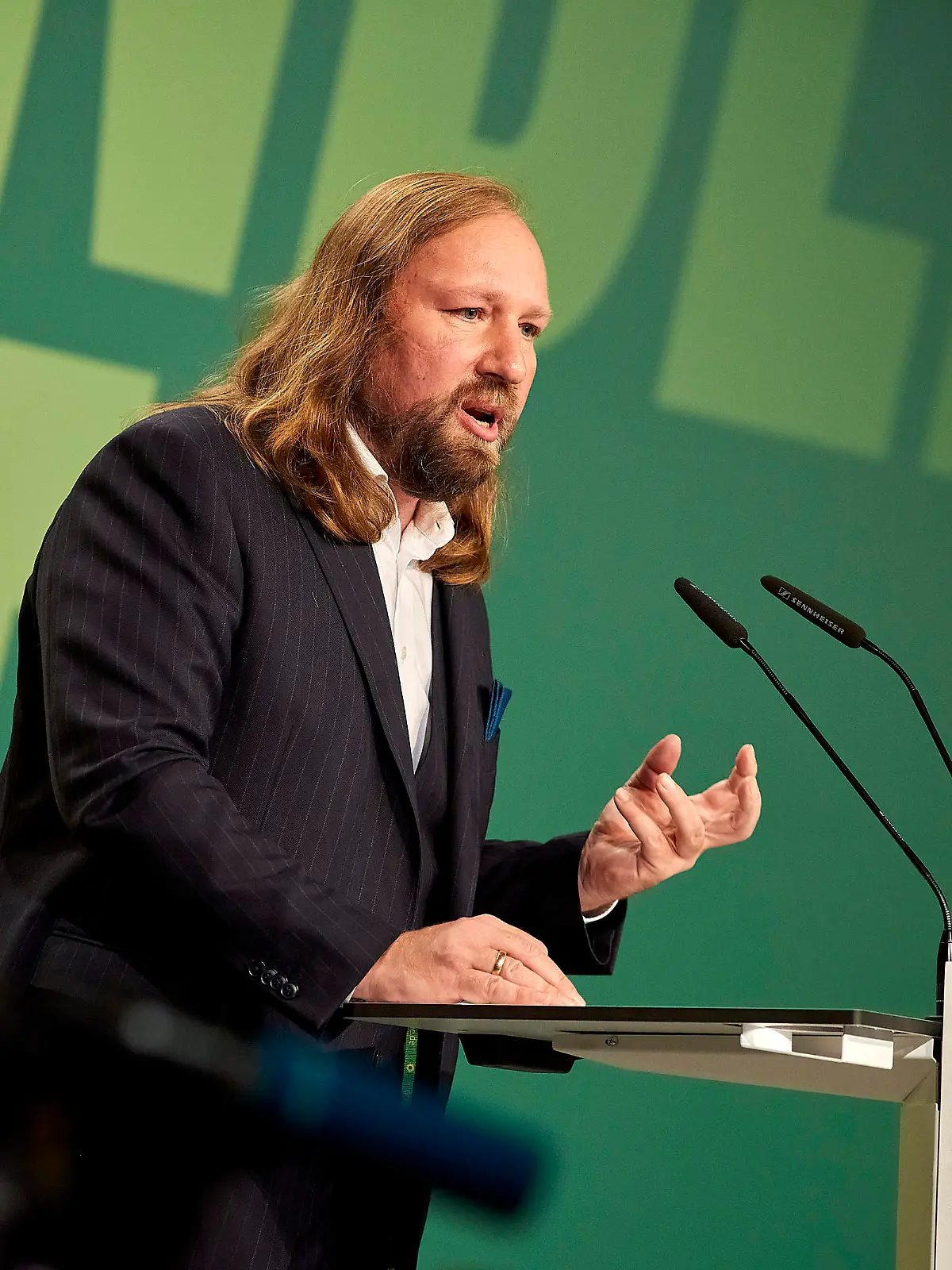  Anton Hofreiter während seiner Rede - Länderrat beschliesst Koalitionsgespräche Deutschland, Berlin, 17.10.2021: Verkündung des Beginns von Ampel-Koalitionsgesprächen. Der Länderrat der Grünen beschliesst Koalitionsgespräche. Die mögliche Ampel-Koalition musste Zugeständnisse zu ihren jeweiligen Wahlprogrammen machen *** Anton Hofreiter during his speech Council of states decides coalition talks Germany, Berlin, 17 10 2021 Announcement of start of traffic light coalition talks Council of states of the Greens decides coalition talks The possible traffic light coalition had to make concessions to their respective election programs